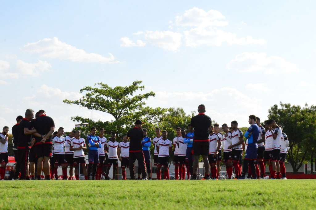 O Atlético-GO tem todos jogadores à disposição para duelo contra o Bragantino