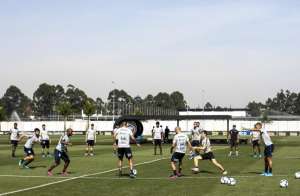 Corinthians treina com sete baixas e deve contar com volta de Fagner na sexta