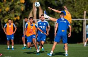 Organizada do Cruzeiro dá apoio a Ceni e leva cachaça como 'prêmio' para elenco