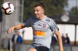 Lateral torce pela recuperação de Avelar, mas se diz preparado para substituí-lo