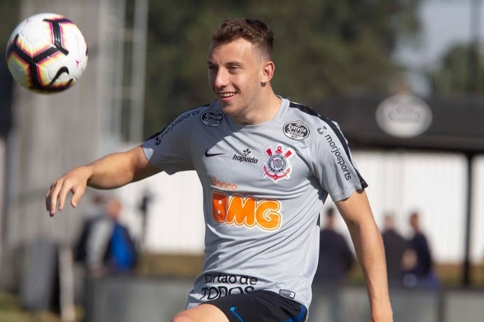 Lateral torce pela recuperação de Avelar, mas se diz preparado para substituí-lo