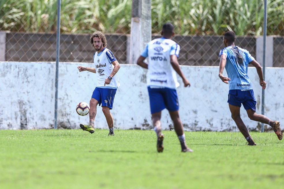 Sem opções, Renato Gaúcho busca opções para a lateral-direita do Grêmio