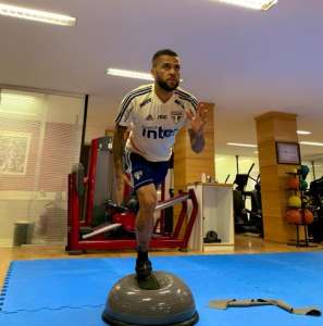 Daniel Alves volta da seleção brasileira e treina no São Paulo