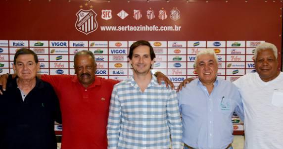 Tiago Toniello (centro) é apresentado como presidente em exercício (Foto: Luciano André)