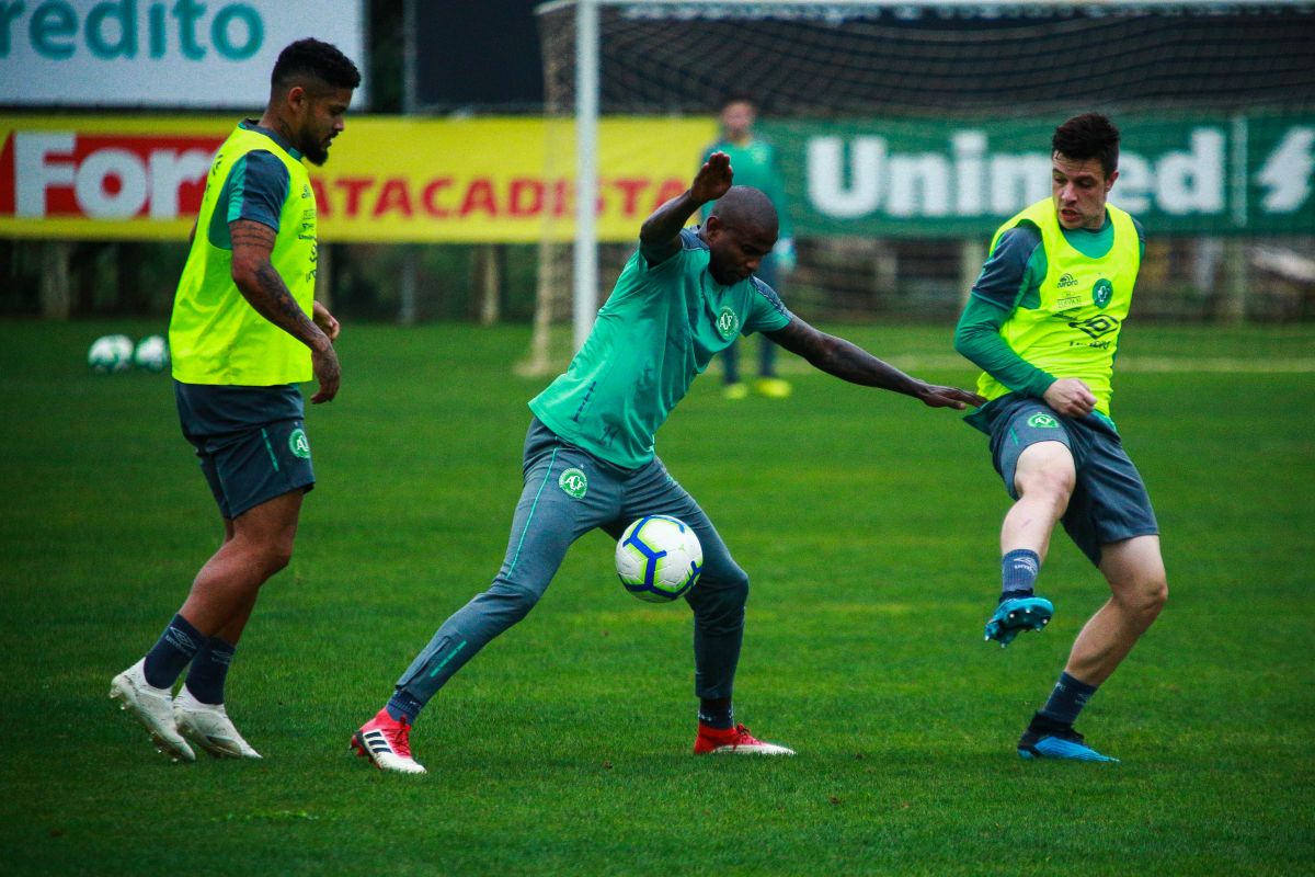 ​Ainda sem técnico, Chape busca reação em duelo contra o Vasco
