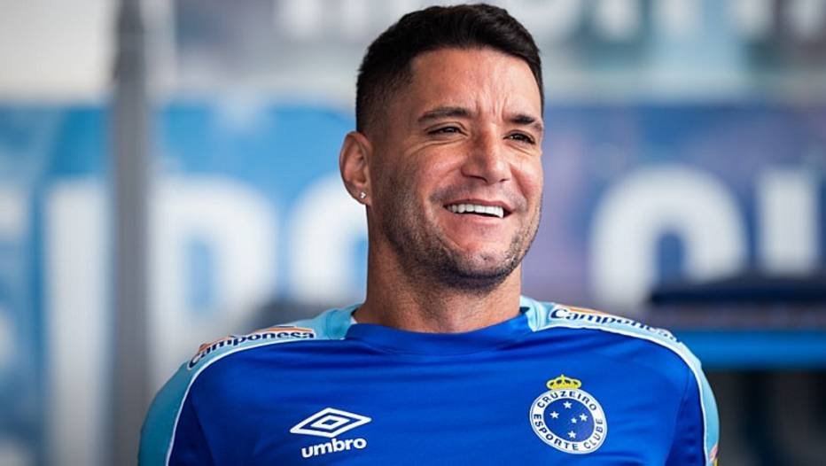 Fora do jogo, Edilson vira pivô de mal-entendido com Thiago Neves no Cruzeiro