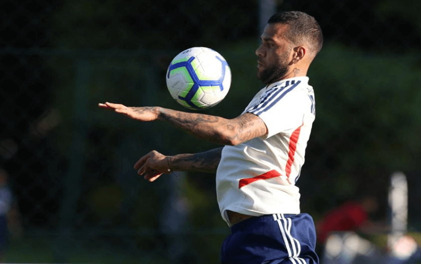 Daniel Alves vai a campo no penúltimo treino do São Paulo antes de pegar o CSA