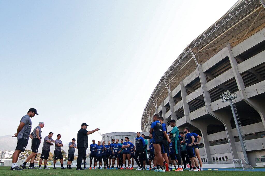 Botafogo isola a crise financeira e foca no futebol para bater Ceará em Fortaleza