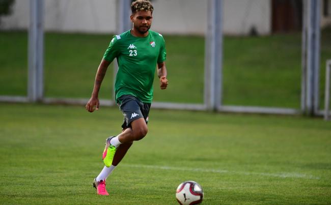 Pelo Mundo: Meia-atacante brasileiro assina com clube turco e sonha com acesso