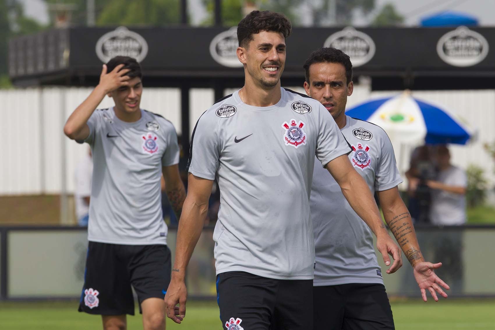 Corinthians confirma baixa de Danilo Avelar na lista de relacionados