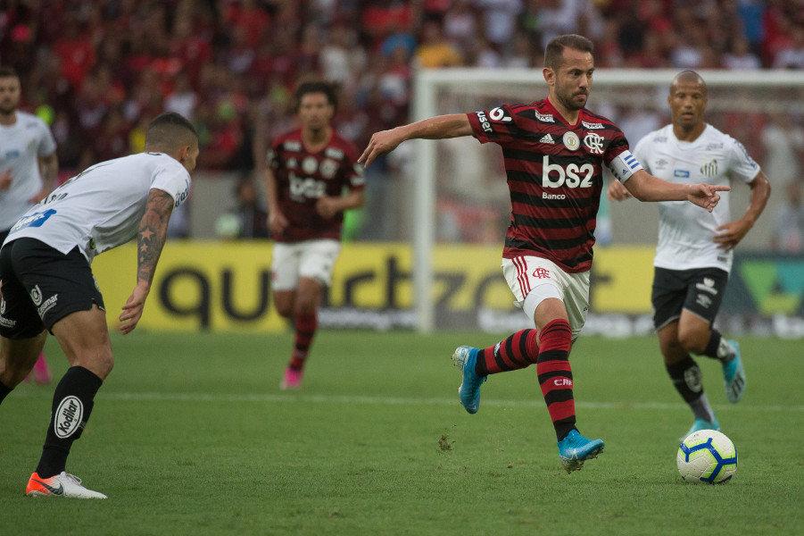 Lateral do Santos se irrita com técnico do Fla por suposto tapa na cara