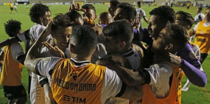 Vasco comemora a vitória na Arena Condá