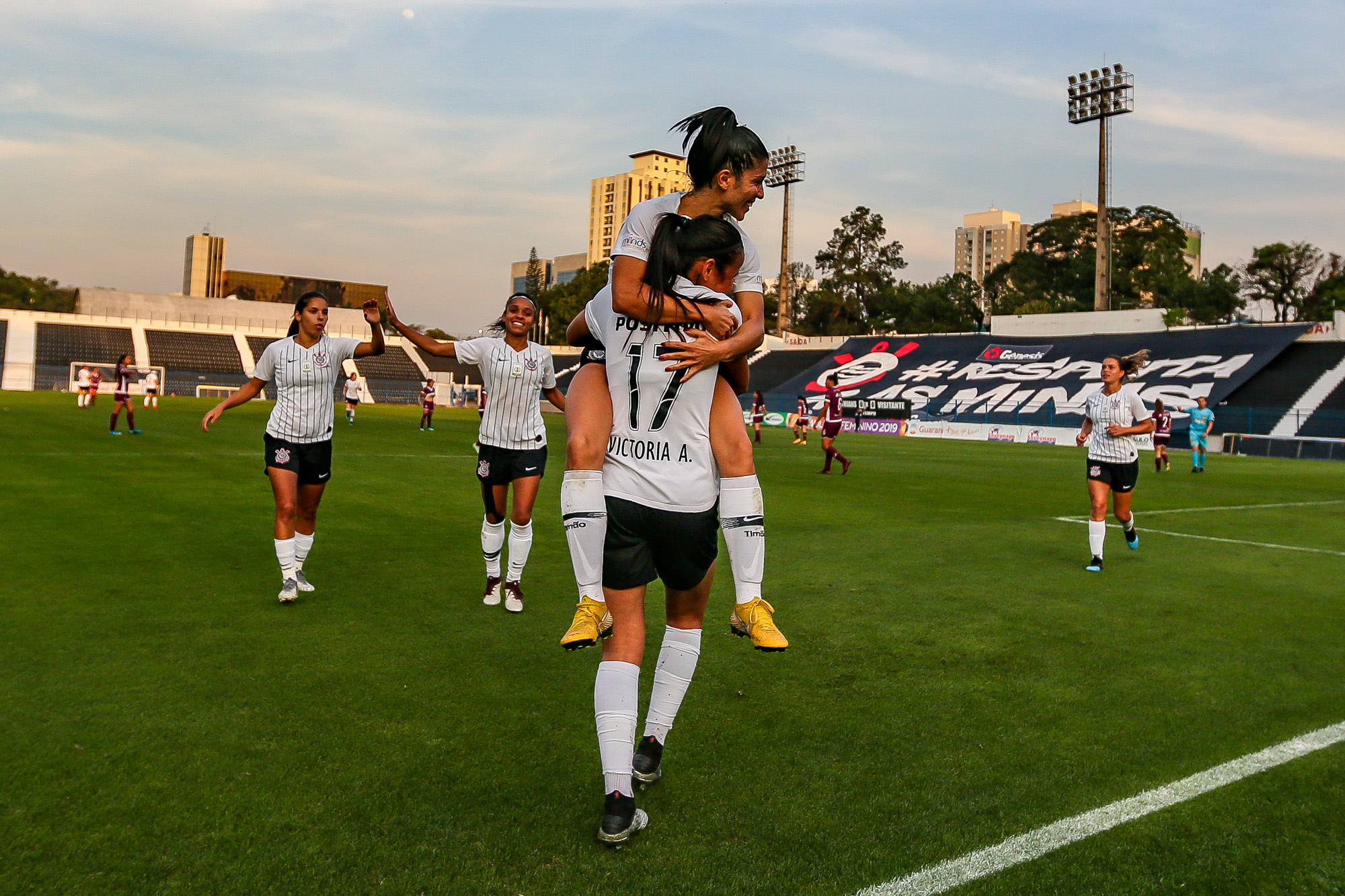 BRASILEIRO FEMININO: Corinthians bate Flamengo e pega Ferroviária em final paulista