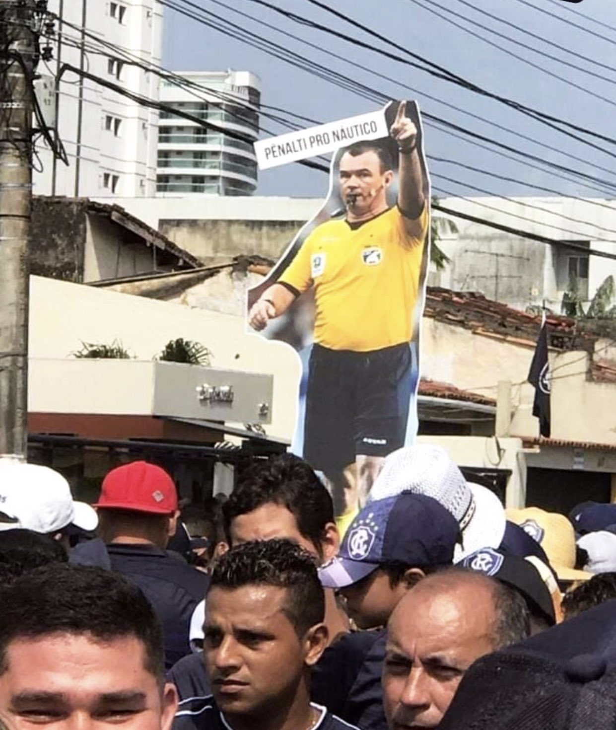 Torcida do Remo zoa rival com árbitro de papelão e faixa comemorativa. Veja!