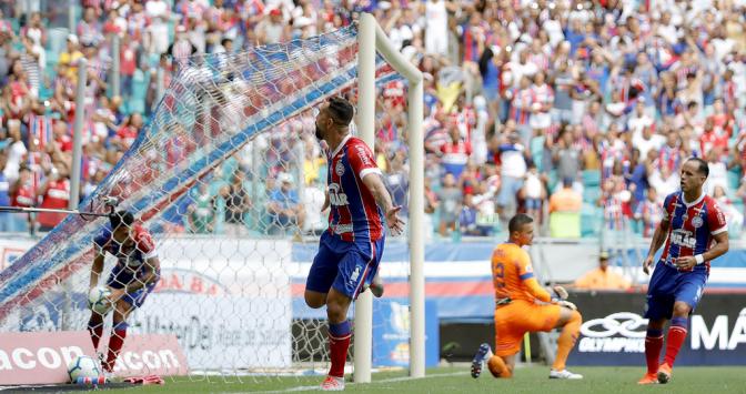Gilberto marcou de pênalti o gol do Bahia