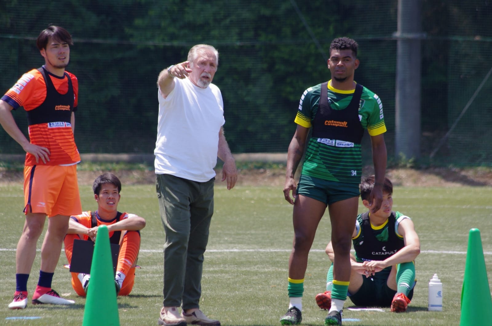 Mesmo com time reserva, time dirigido por técnico brasileiro atinge recorde no Japão