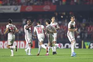 Daniel Alves condena falta de padrão do São Paulo: 'Só os fortes sobrevivem'