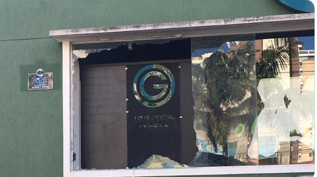 Torcida depreda sede do Goiás após três derrotas seguidas no Brasileirão