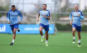 Atacante do Grêmio é alvo de reclamação de vizinhos e recebe chamada do técnico