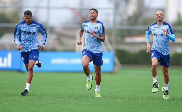 Atacante do Grêmio é alvo de reclamação de vizinhos e recebe chamada do técnico