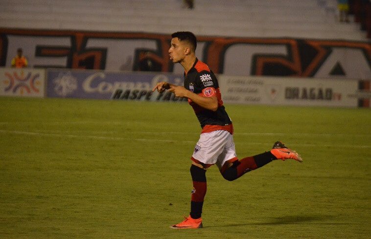 Série B: Na reserva, meia diz que presidente também escala no Atlético-GO