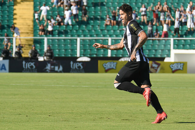 Sem plano de saúde, jogador da Série B paga exame do próprio bolso