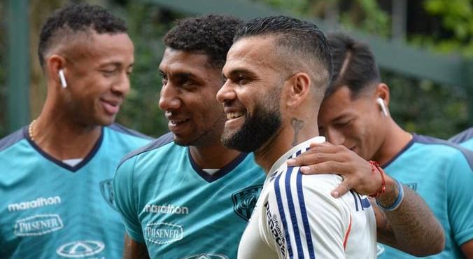 Sul-Americana: Rival do Corinthians, Del Valle tieta Daniel Alves no São Paulo