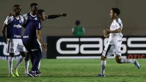 Gustavo Scarpa elogia Flamengo e afirma que será difícil superar o adversário