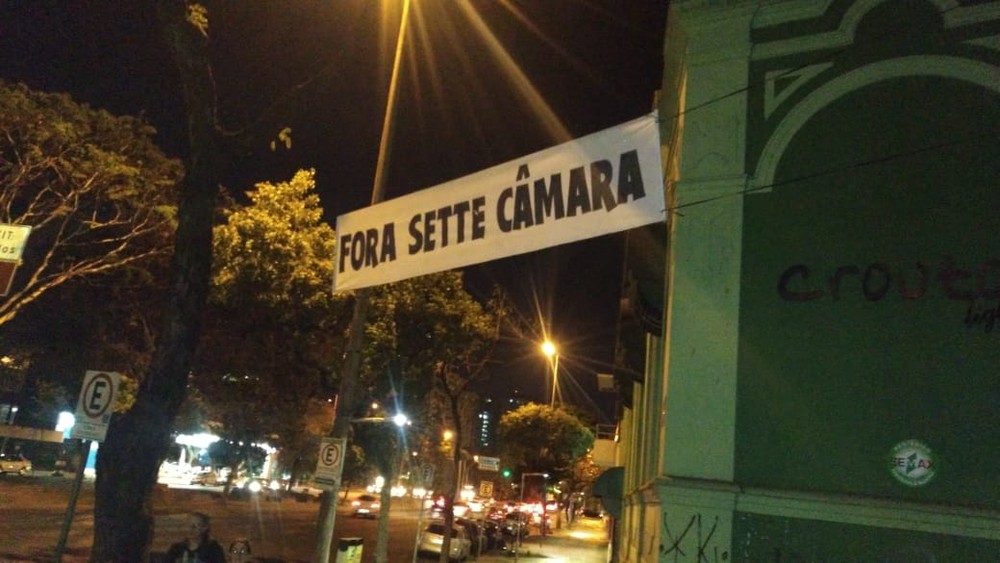 Faixas em BH pedem saída de presidente do Atlético-MG e dão aviso a diretor