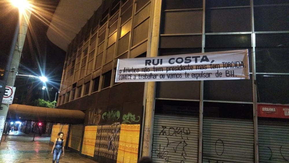 Faixas em BH pedem saída de presidente do Atlético-MG e dão aviso a diretor 4 0002050416108 img