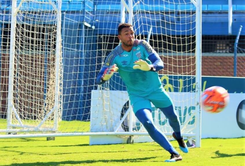 Após duas vitórias fora de casa, goleiro do Avaí quer vencer a primeira na Ressacada