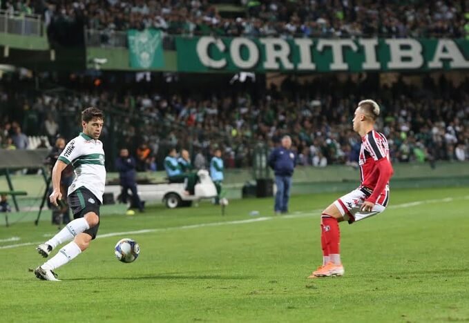 Série B: Lateral do Coritiba prevê jogo equilibrado, mas avisa: “Temos que vencer”