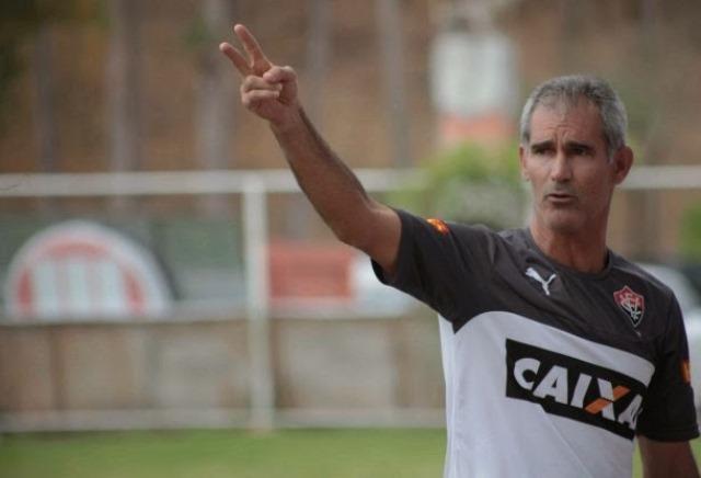 Série B: Técnico do Vitória nega boatos e afirma que segue no cargo