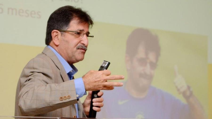 René Simões aprofunda conhecimento de futebol com curso de Marketing na França