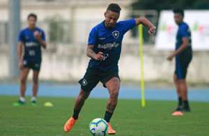 Com problema cardíaco, atacante Biro Biro rescinde com Botafogo