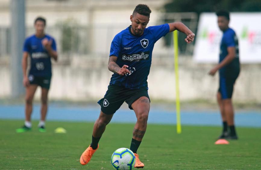 Com problema cardíaco, atacante Biro Biro rescinde com Botafogo