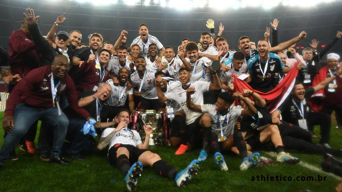 Goleiro Santos exalta evolução do Athletico-PR: ‘Cresceu demais como clube’