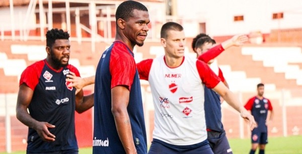 Série B: Robinho desabafa sobre situação do Vila Nova: “Não podemos aceitar”