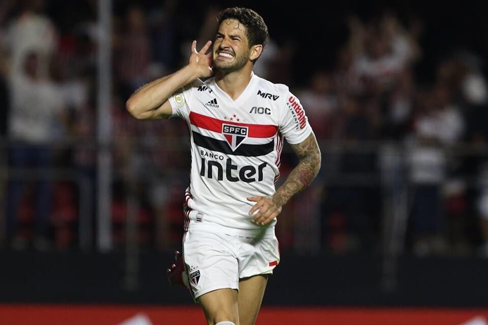 Pato sente dores na perna em treino do São Paulo e vira dúvida contra o Botafogo