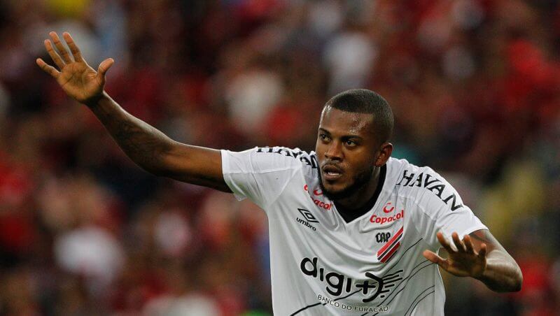 Após drible, Marcelo Cirino é elogiado pela Fifa e chamado de Messi: ‘Genial’