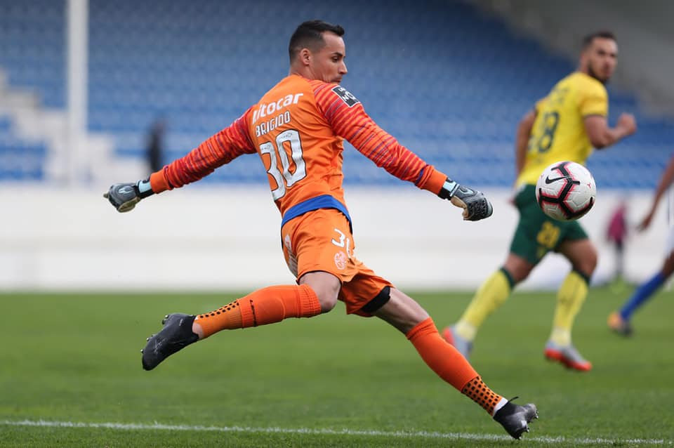 Pelo Mundo: Ex-Guarani, goleiro completa um ano no Feirense, de Portugal