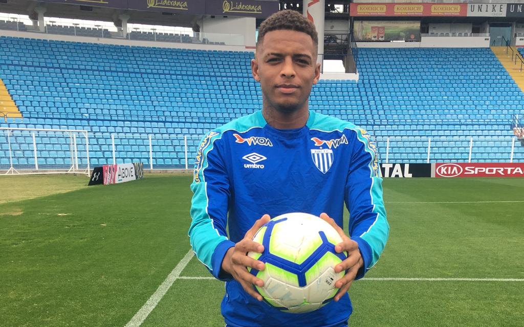 Encantado com o próprio golaço, Jonathan diz estar vivendo sonho no Avaí