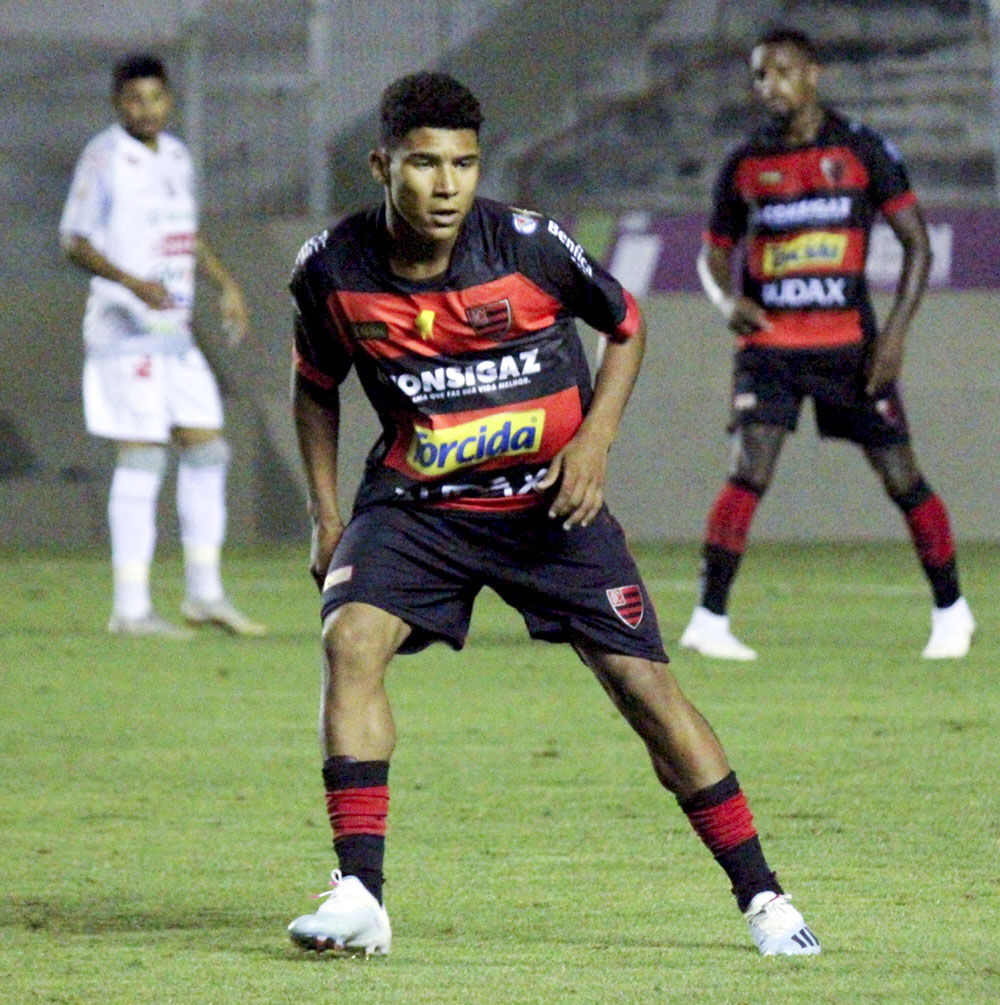 Série B: Mais jovem a vestir a camisa do Oeste, meio-campista comemora estreia