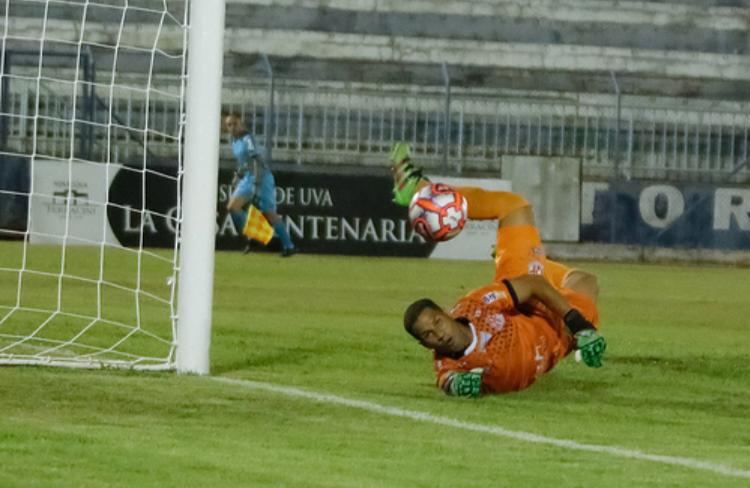 Algoz do São Paulo no Paulistão 2014, goleiro deixa clube da Série A2
