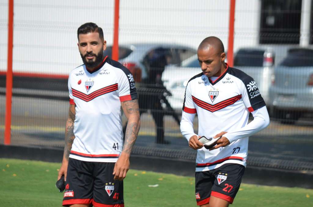 Reginaldo (à direita) é um dos dez jogadores pendurados no Atlético-GO (Foto: Paulo Marcos/Atlético-GO)