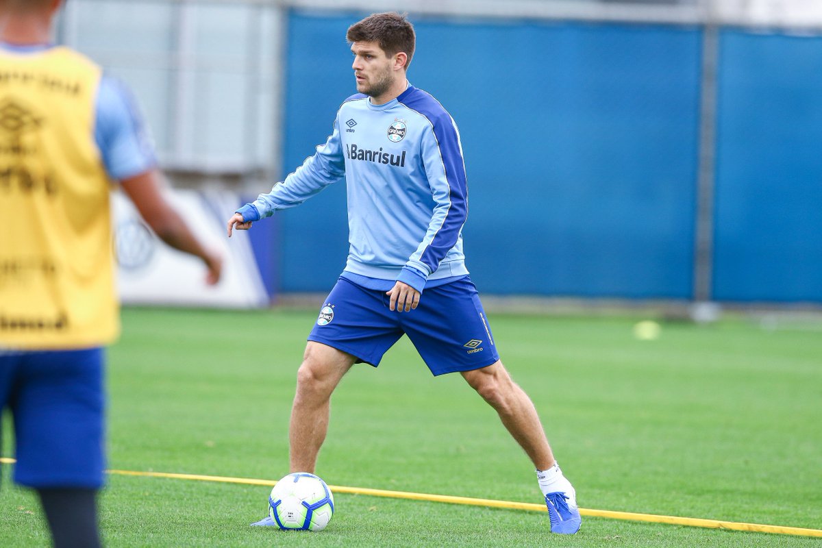 Grêmio deve ter David Braz e Kannemann na zaga contra o Santos na Vila Belmiro