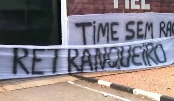 Em protesto, torcida do Corinthians pede raça e critica ‘Carille retranqueiro’