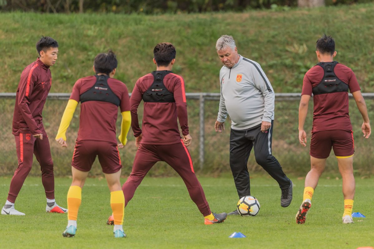 Ex-técnico da Holanda, Guus Hiddink é despedido da seleção sub-21 da China