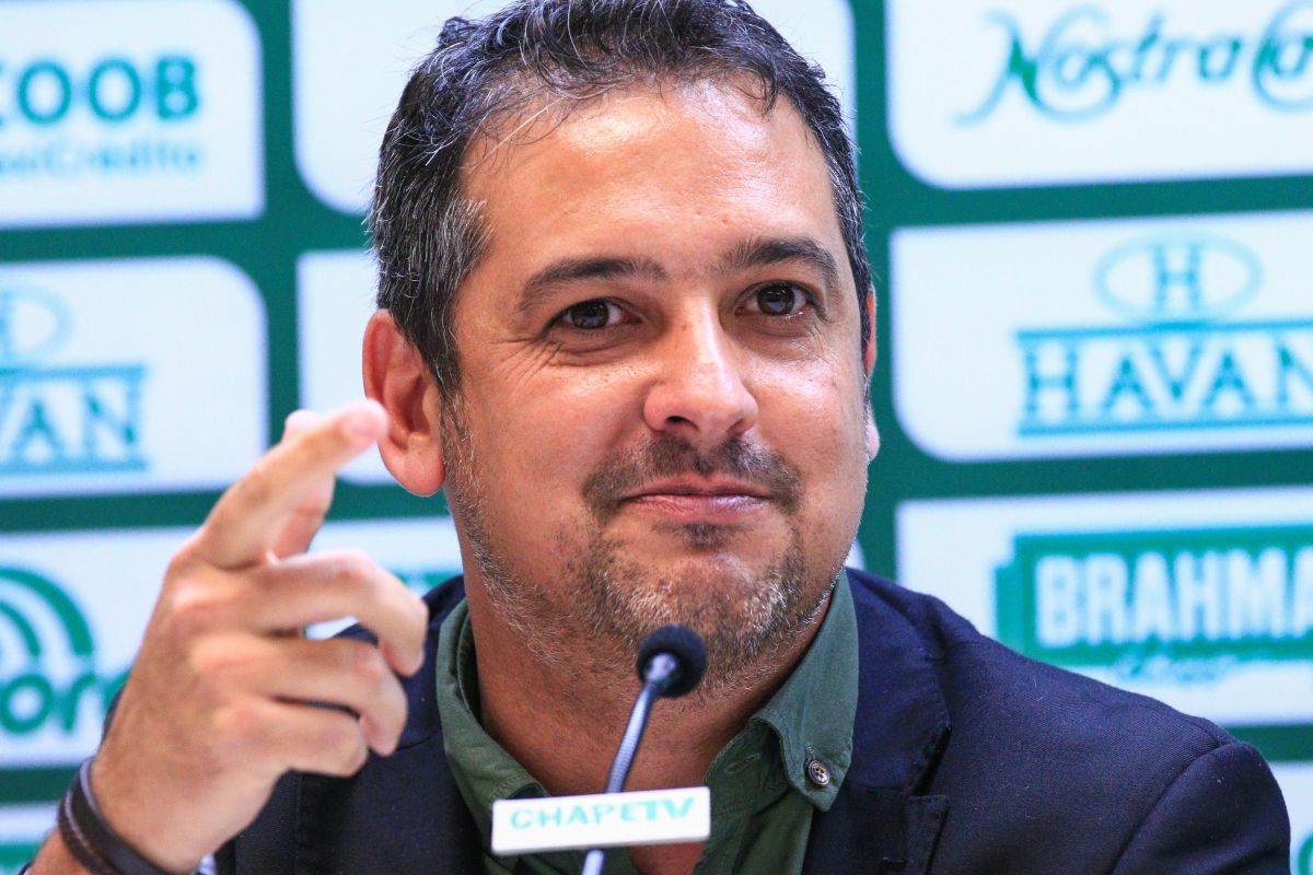 Chapecoense aposta na estreia de técnico para iniciar recuperação no Beira-Rio