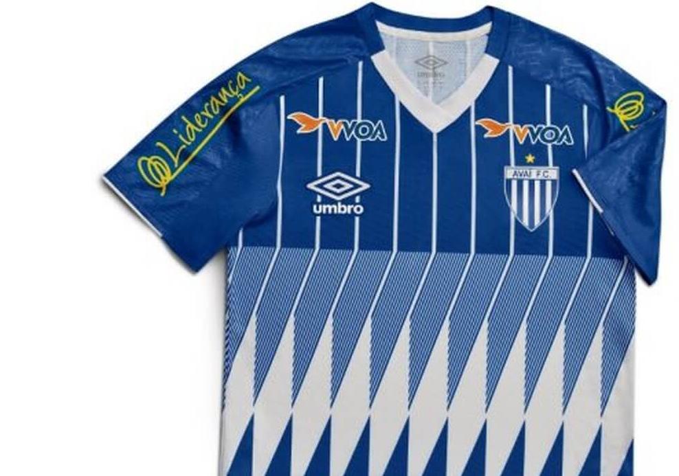 ​Com homenagem aos anos 90, Avaí estreia nova camisa contra Atlético-MG
